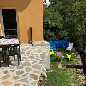 stunning-2-bed-apartment-in-borgo-val-di-taro.emilia-romagnahotels.net/